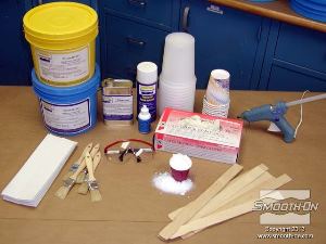 לחיצה להגדלת תמונה חומרי העבודה בשימוש: פולאוריטן למריחה Brush-On 40, חומר אטימה Super Seal, חומר הפרדה Universal mold release, פיגמנט לפוליאוריטן בצבע כחול SO-Strong Blue, מסמיך Cab-O-Sil , כוסות ערבוב, כפפות, אקדח דבק חם, נייר ניגוב, מברשות, משקפי מגן, מקלות ערבוב. 