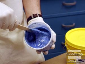 לחיצה להגדלת תמונה מערבבים היטב את חלק A וחלק B יחד עם הפיגמנט. במקרה זה הפיגמנט מאפשר לראות אם הערבוב נעשה היטב, ברגע שנעלמים הפסים הלבנים והצבע הומוגני ואחיד החומר מוכן למריחה. 