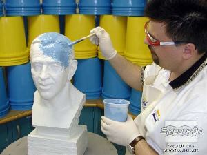 לחיצה להגדלת תמונה חשוב! השכבה הראשונה היא החשובה ביותר זאת השכבה שתעתיק את הפרטים מהמודל , השכבה חייבת להיות דקיקה ורצוי לעבודת עם מברשת עם סיבים קשים או לקצוץ את שערות מברשת רגילה בחצי. אם השכבה הראשונה תהיה עבה מידי בועות אוויר יכלאו .  