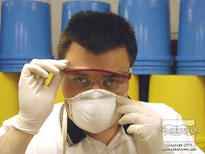 לחיצה להגדלת תמונה כאשר עובדים עם Cab-O-Sil חייבים לעבוד עם מסכה בכדי לא לנשום את האבקה. 