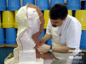 לחיצה להגדלת תמונה קו חלוקה נוסף נבנה על גבי  הקו המשורטט מהראש דרך הפנים מטה. 