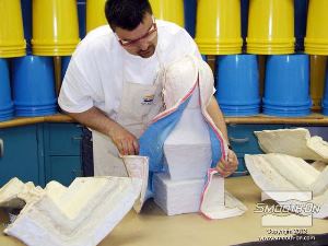 לחיצה להגדלת תמונה מחלצים את תבנית הפוליאוריטן הגמיש בזהירות מתחילים בחלק האחורי. 