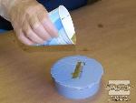 יוצקים לאט את הפוליאוריתן Task® 9  לחלל התבנית עד שהיא מלאה לגמרי.