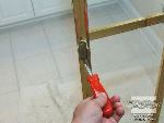 מחברים את הידית מפוליאורטן קשיח Task® 9 למקומה בדלת.
