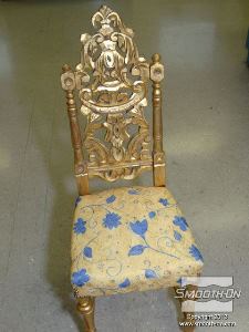 לחיצה להגדלת תמונה כסא עתיק פגום שנקנה במכירת חצר.