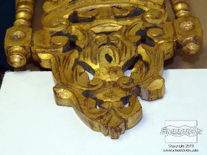 לחיצה להגדלת תמונה ניתן להחליף במהירות את חתיכת גילוף העץ שחסרה בראש הכיסא בעזרת פוליאוריתן ליציקה עם פילר מינרלי Smooth-Cast® 385