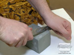 לחיצה להגדלת תמונה יוצרים מסגרת ליציקה בעזרת חימר נטול גופרית LBT\NSP.