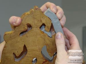 לחיצה להגדלת תמונה מפסלים את החימר לאורך החלל כדי ליצור מסגרת.