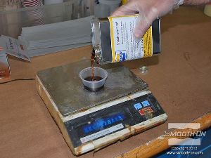 לחיצה להגדלת תמונה מודדים גם את הבסיס של פוליאוריטן ליציקה Smooth-Cast® 385, על משקל גרמים.