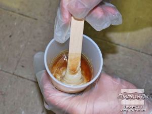 לחיצה להגדלת תמונה מערבבים את הבסיס והמקשה בקפידה ומגרדים את תחתית וצידי המיכל מפעם לפעם.