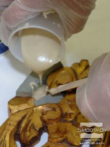 לחיצה להגדלת תמונה יוצקים לאט את הפוליאוריתן Smooth-Cast® 385 לחלל בין קירות החימר.