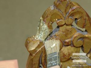 לחיצה להגדלת תמונה אחרי עלה הזהב, מורחים על היציקה פטינה כדי להתאים לגימור הקיים.