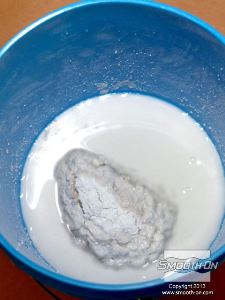 לחיצה להגדלת תמונה שפוך את המים אל מיכל ערבוב והוסף לאט את אבקת הגבס. הנח לגבס לספוג מים במשך 2 דקות.