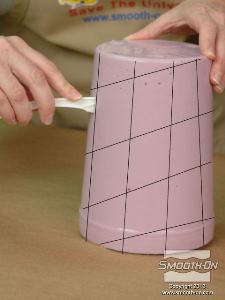 לחיצה להגדלת תמונה בעזרת סכין פלסטיק, צור חריצים במבנה רשת (grid) על התבנית.