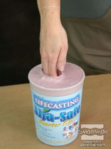 לחיצה להגדלת תמונה לאחר שהאלגינט Alja-Safe® מתמצק, מנענעים את האצבעות ומשחררים את היד בזהירות מהתבנית.