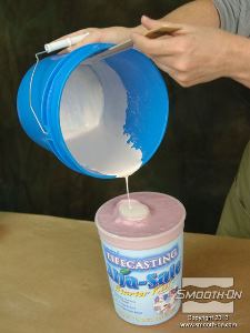 לחיצה להגדלת תמונה מערבבים גבס במים עד שמתקבל מרקם קרמי. יוצקים את הגבס לתבנית האלגינט Alja-Safe®.