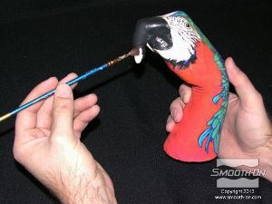 לחיצה להגדלת תמונה צובעים בצבע אקריליק את המודל כדי ליצור תוכי.