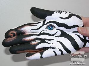 לחיצה להגדלת תמונה העתקה פשוטה של יד בעזרת קיט למתחילים להעתקת גוף עם אלגינט Alja-Safe® הופכת לראש זברה לאחר צביעה.