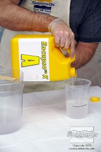 לחיצה להגדלת תמונה מודדים כוס מדידה + שליש כוס של בסיס סיליקון ללכידה Encapso® K ומעבירים למיכל ערבוב גדול יותר.