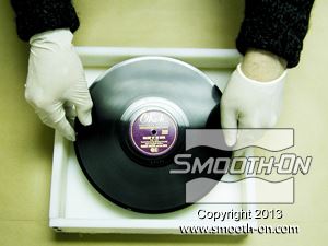 המודל המקורי הוא תקליט שיוצר בשנית 1978. ממרכזים אותו בתוך מסגרת.