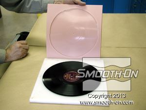 לחיצה להגדלת תמונה יום לאחר מכן, מסירים את תבנית הסיליקון Smooth-Sil® 940 מהמודל. התבנית העתיקה באופן מושלם את כל החריצים וההטבעות בתקליט.