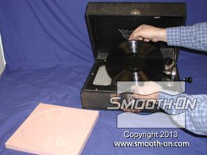 לחיצה להגדלת תמונה חולצים את יציקת הפוליאוריתן TASK® 4 מהתבנית ושמים אותה בפטיפון.... האם באמת ינגן?