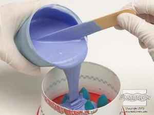 לחיצה להגדלת תמונה יוצקים אל המיכל סיליקון להכנת תבנית Oomoo® 30.