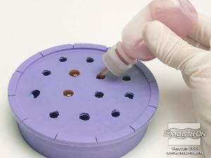 לחיצה להגדלת תמונה מערבבים פוליאוריתן ליציקה Smooth-Cast® 325 עם פיגמנט So-Strong אדום ולמיכל טפטוף קטן. יוצקים את הפוליאוריתן Smooth-Cast® 325 אל החללים בתבנית הסיליקון Oomoo 30.