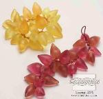 משייפים את החרוזים ומשחילים דרכם חוט כדי להכין את הצמידים המקוריים שבתמונה.