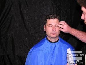 לחיצה להגדלת תמונה מורחים עם הג'ל על בסיס מים גם את הגבות.