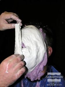 לחיצה להגדלת תמונה משתמשים בחתיכת תחבושת קטנה כדי להכין תמיכה לאף.