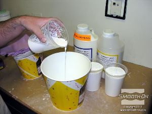 לחיצה להגדלת תמונה ראשית שופכים את נוזל הduoMatrix® NEO למיכל הערבוב ולאחר מכן את האבקה.