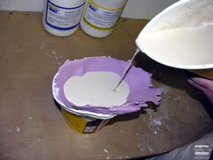 לחיצה להגדלת תמונה לאחר שמערבבים, יוצקים את הduoMatrix® NEO אל תוך התבנית.