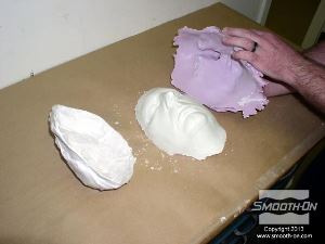 לחיצה להגדלת תמונה כעת מורידים את תבנית אלגינט Alga-Safe בעדינות מהיציקה.