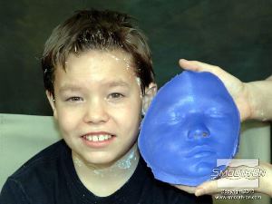 לחיצה להגדלת תמונה תבנית הסיליקון מחליקה מהפנים בלי להיקרע או להתכווץ.