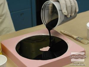 לחיצה להגדלת תמונה מניחים לחומר לזרום ולמלא לאט את כל חלל התבנית.