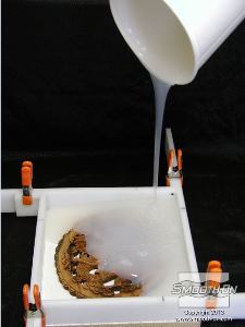 לחיצה להגדלת תמונה עבור הכנת התבנית משתמשים ב סיליקון ליציקה על בסיס פלטינום Dragon Skin®. מערבבים, מוציאים בועות בואקום ושופכים את הסיליקון אל קופסת התבנית. מכסים את המודל עד שהסיליקון מכסה אותו בגובה של לפחות 1.25 ס