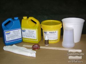 לחיצה להגדלת תמונה עבור היציקה משתמשים בשרף פוליאוריתן Smooth-Cast® 320, פיגמנט לפוליאוריטן So-Strong בגוון חום , פילר Ure-Fil® 5  ומשחת נעלים בצבע חום. מסדרים את כל החומרים והמיכלים השונים לפני התחלת היציקה.