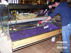 לחיצה להגדלת תמונה לאחר שכל המשטחים מצופים משתמשים באקדח חום כדי להקטין את זמן ההתקשות של הסיליקון