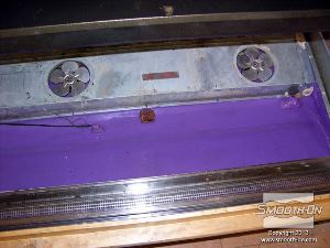 לחיצה להגדלת תמונה מניחים חזרה את מערכת המאווררים לפני שמחזירים את מדף תצוגת המזון.