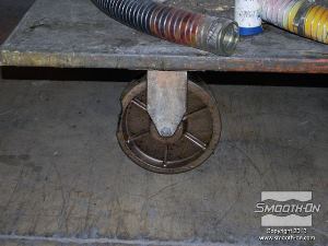 לחיצה להגדלת תמונה הכנת החלק בדיפוס שבבי יכול להעלות כ1000 דולר. דרך זולה ומהירה יותר היא להכין תבנית מהגלגל הקיים וליצוק גלגל חדש מגומי או חומר אחר.