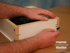 לחיצה להגדלת תמונה מציירים קווים על חוץ התבנית כדי לציין את צורת הרכבת המסגרת.