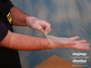 לחיצה להגדלת תמונה משלב זה ועד סוף תהליך הכנת התבנית לובשים כפפות ויניל.