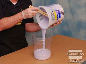 לחיצה להגדלת תמונה לאחר הערבוב הראשוני, מעבירים את סיליקון הMold Max® 25 למיכל חדש ושוב מערבבים במשך 3 דקות.