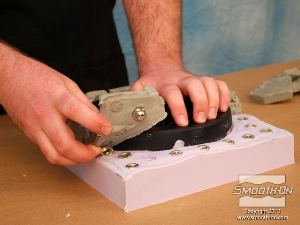 לחיצה להגדלת תמונה מורידים את החימר ואת הברגים העגולים.