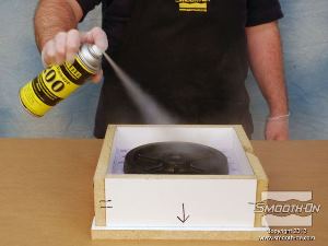 לחיצה להגדלת תמונה מרססים חומר הפרדה  Ease Release® 200 על כל המשטחים. חומר ההפרדה  Ease Release® 200 דואג שהסיליקון הנוזלי לא ידבק לסיליקון המוצק.