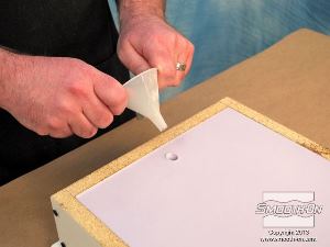 לחיצה להגדלת תמונה מוציאים את משפך הפלסטיק.