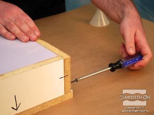 לחיצה להגדלת תמונה מוציאים את הברגים מהמסגרת.