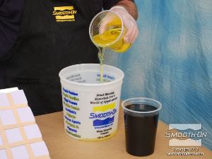 לחיצה להגדלת תמונה שופכים את חלק A של הפוליאוריתן למיכל ערבוב נקי.