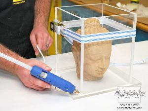 לחיצה להגדלת תמונה מדביקים את כל דפנות המסגרת בעזרת דבק חם. חשוב לוודא שהמסגרת אטומה לחלוטין כדי למנוע דליפות.